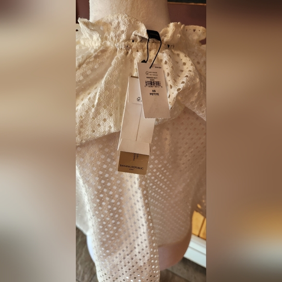 NWT: Banana Republic Textured Eyelet Blouse in off white Size Small - Picture 4 of 7